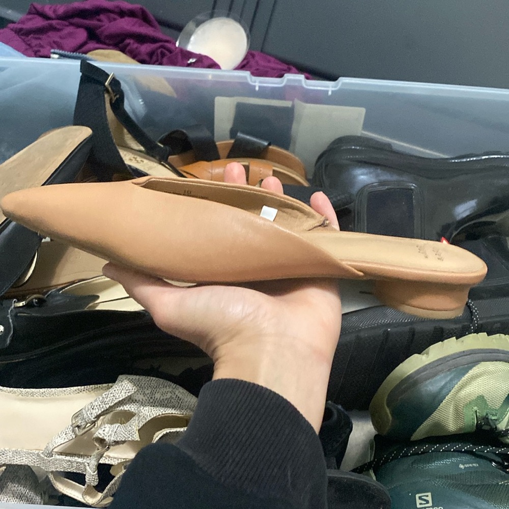 Flats with an unique short heel